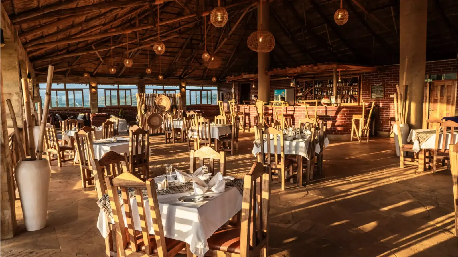 Speisesaal unter einer Holzdecke, Africa Safari Karatu