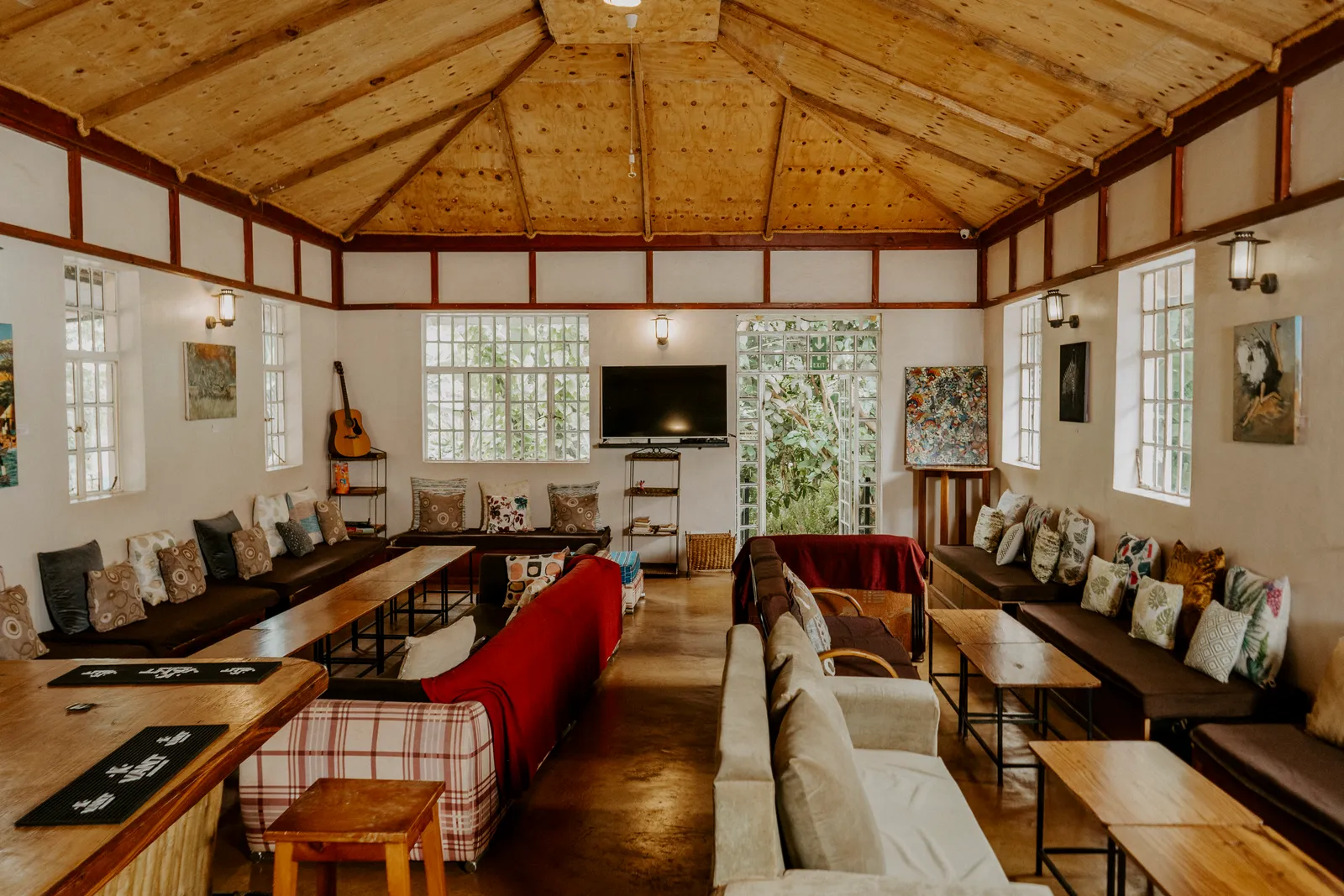 Eileen's Trees Inn, lounge