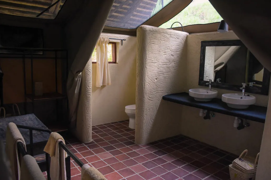 Badezimmer im Zelt, Sangaiwe Tented Lodge