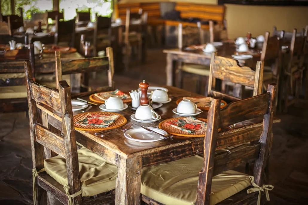 Gedeckter Frühstückstisch im Restaurant, Sangaiwe Tented Lodge