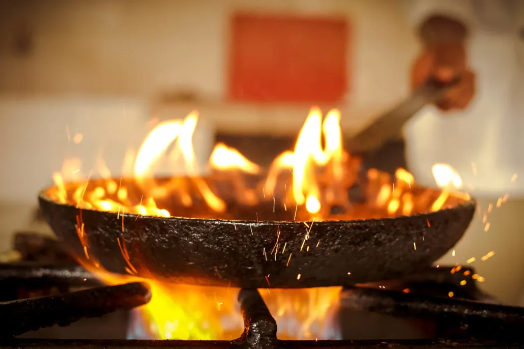 Flambierte Pfanne in der Küche, Sangaiwe Tented Lodge