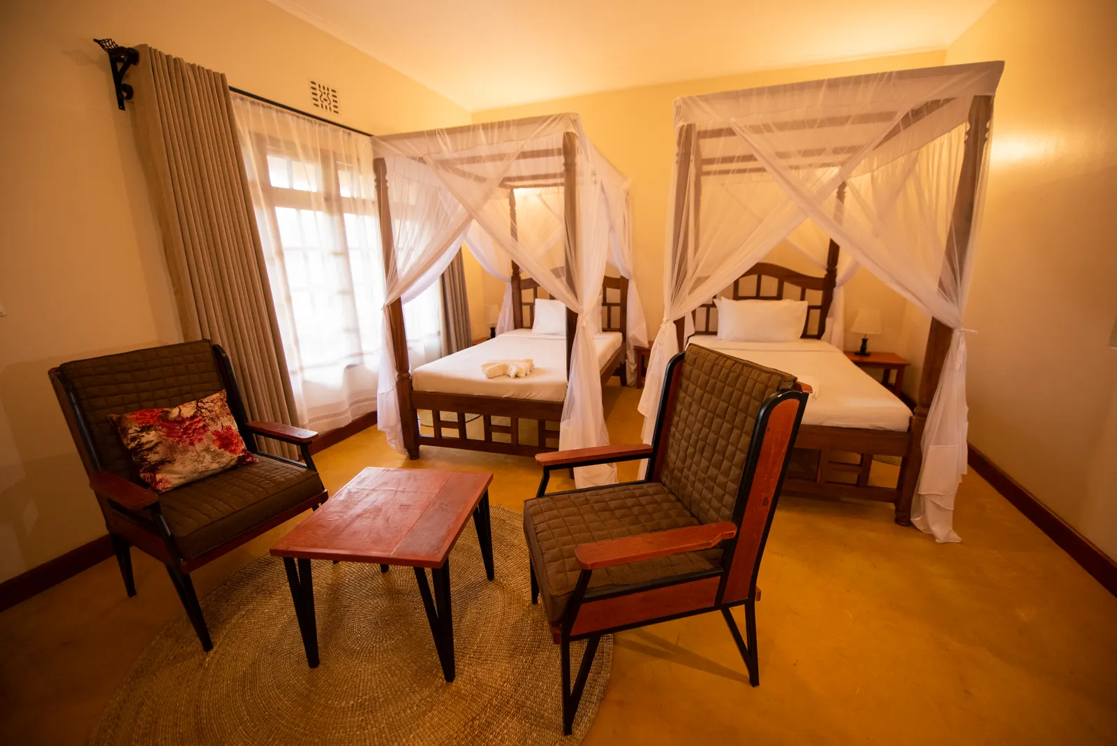 Pazuri Inn, room with sitting area
