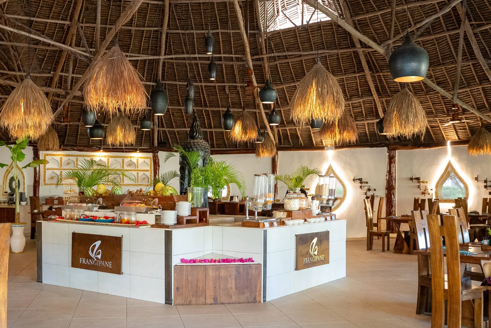 GOLDEN SAFARI CAMPS, beach bar