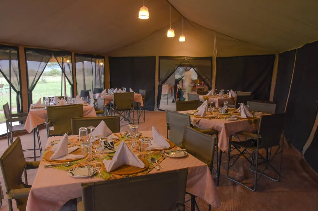 Restaurantzelt mit gedeckten Tischen, Thorn Tree Camp