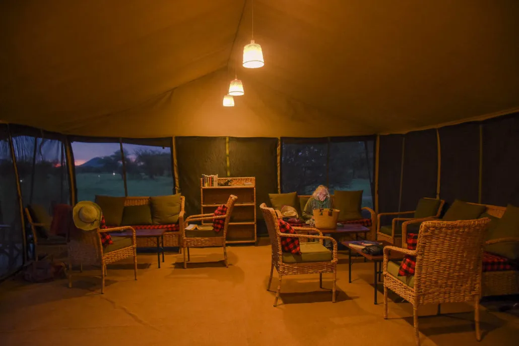Lounge im Zelt mit Korbsesseln, Thorn Tree Camp