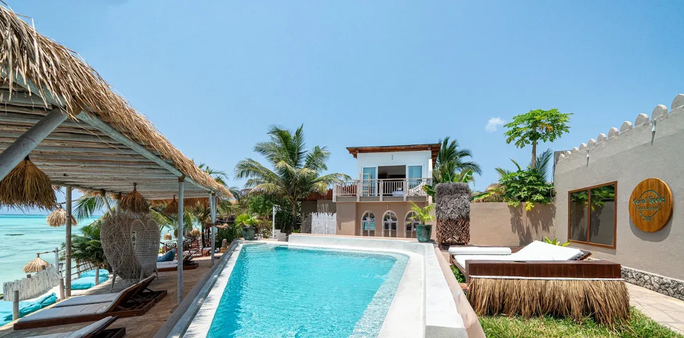 Coral Rocks Hotel, beach