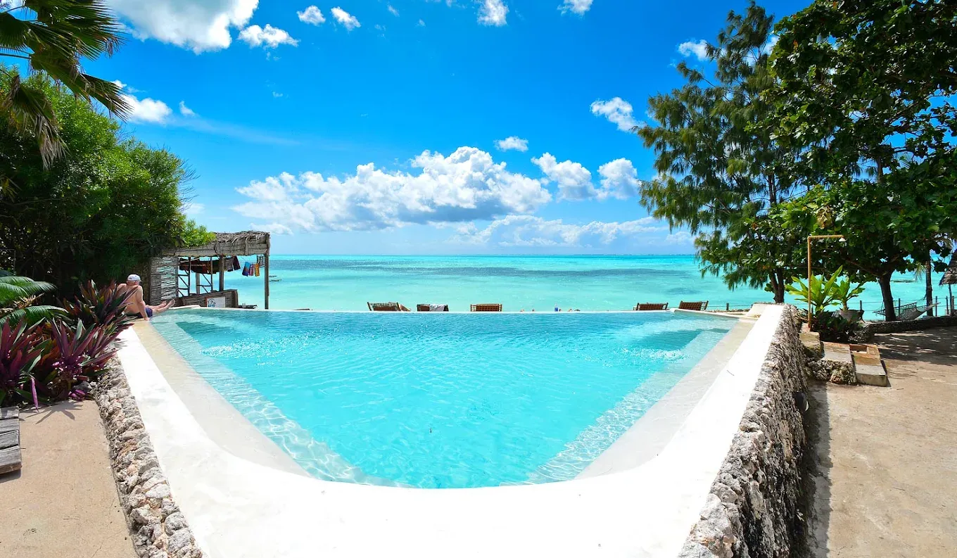Coral Rocks Hotel, blue water
