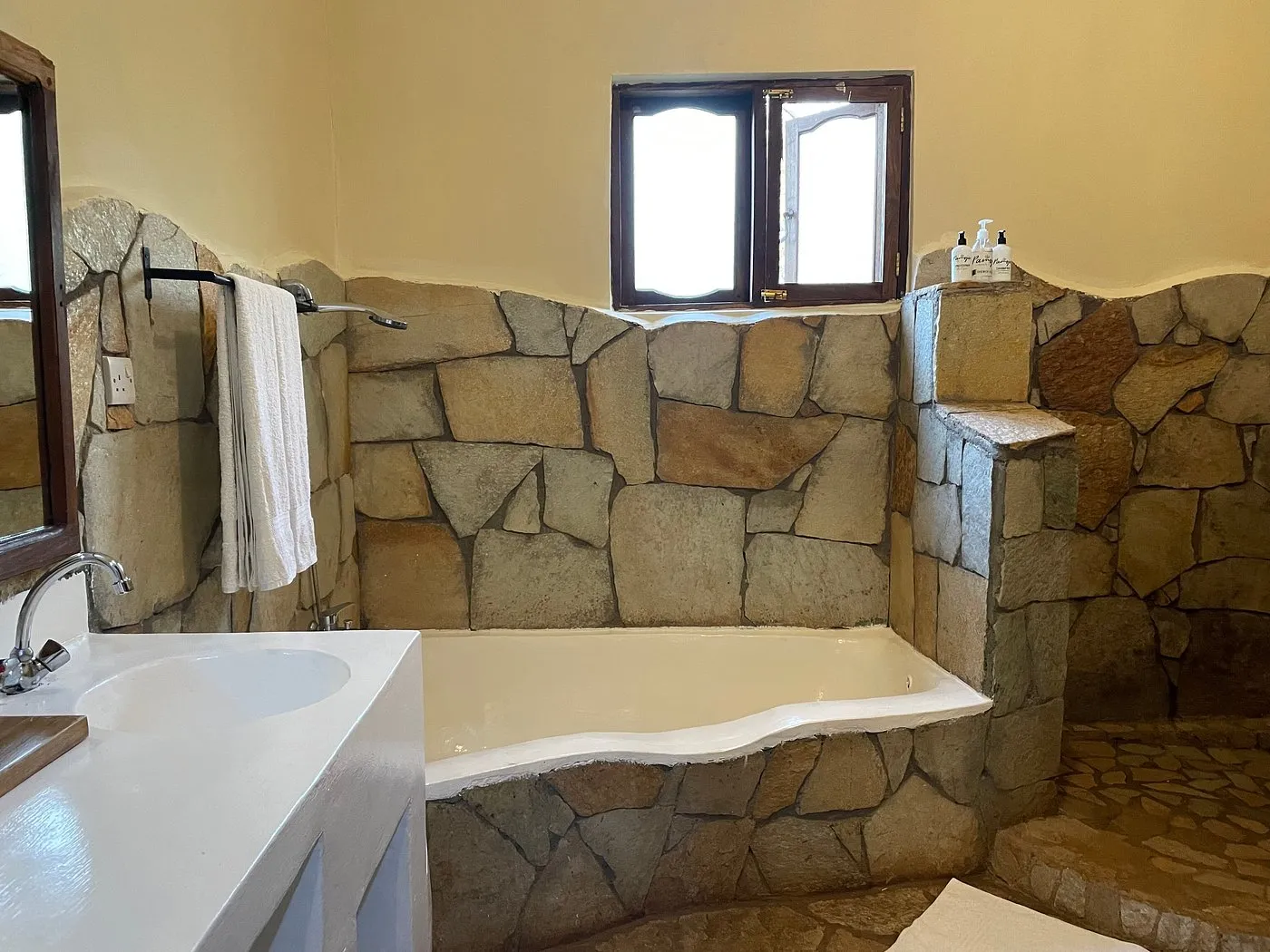 Pamoja Serengeti Luxury Camp, stone bathroom
