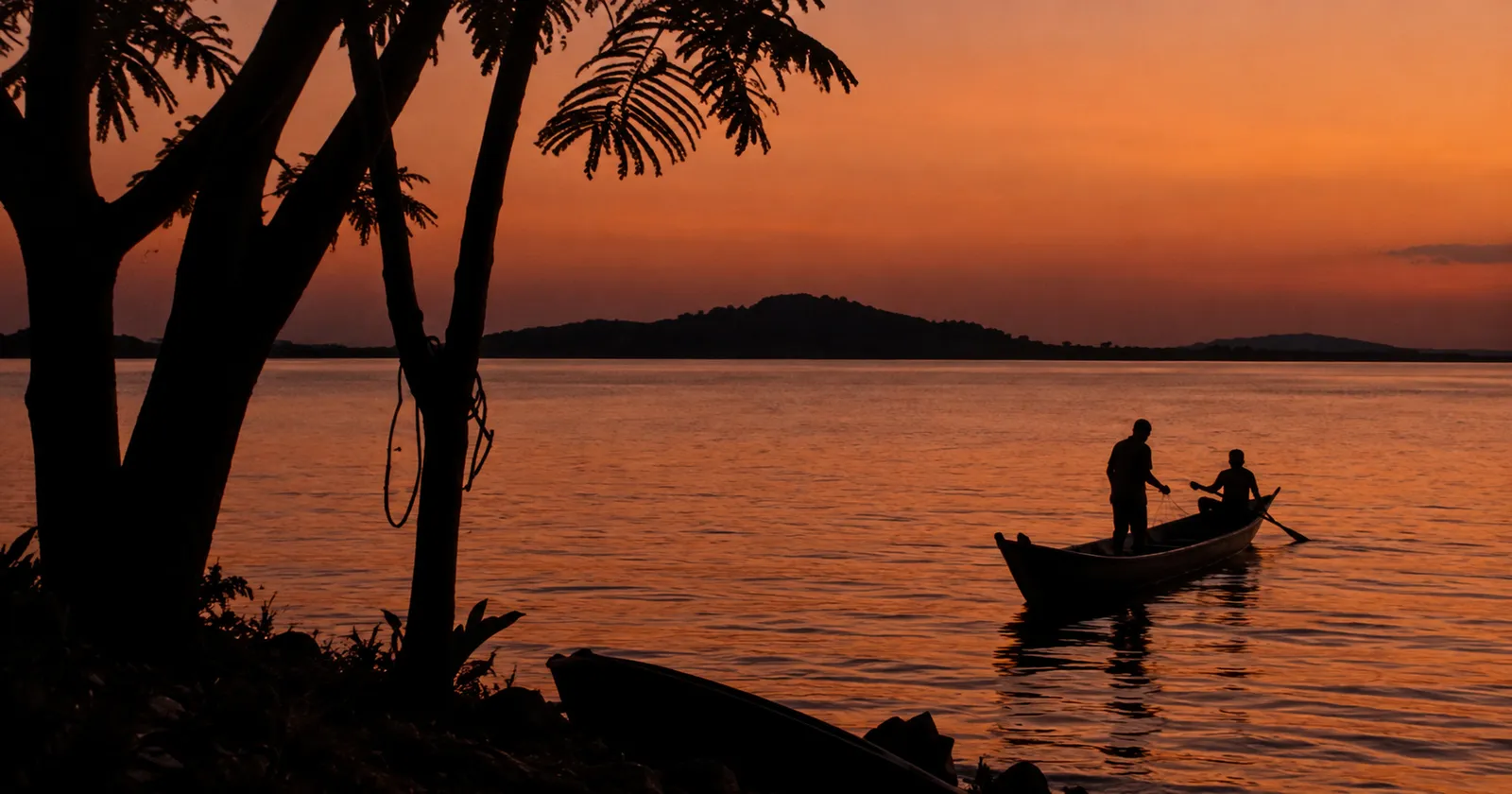 Fischer im Einbaum auf dem Victoriasee bei Sonnenuntergang, Mwanza