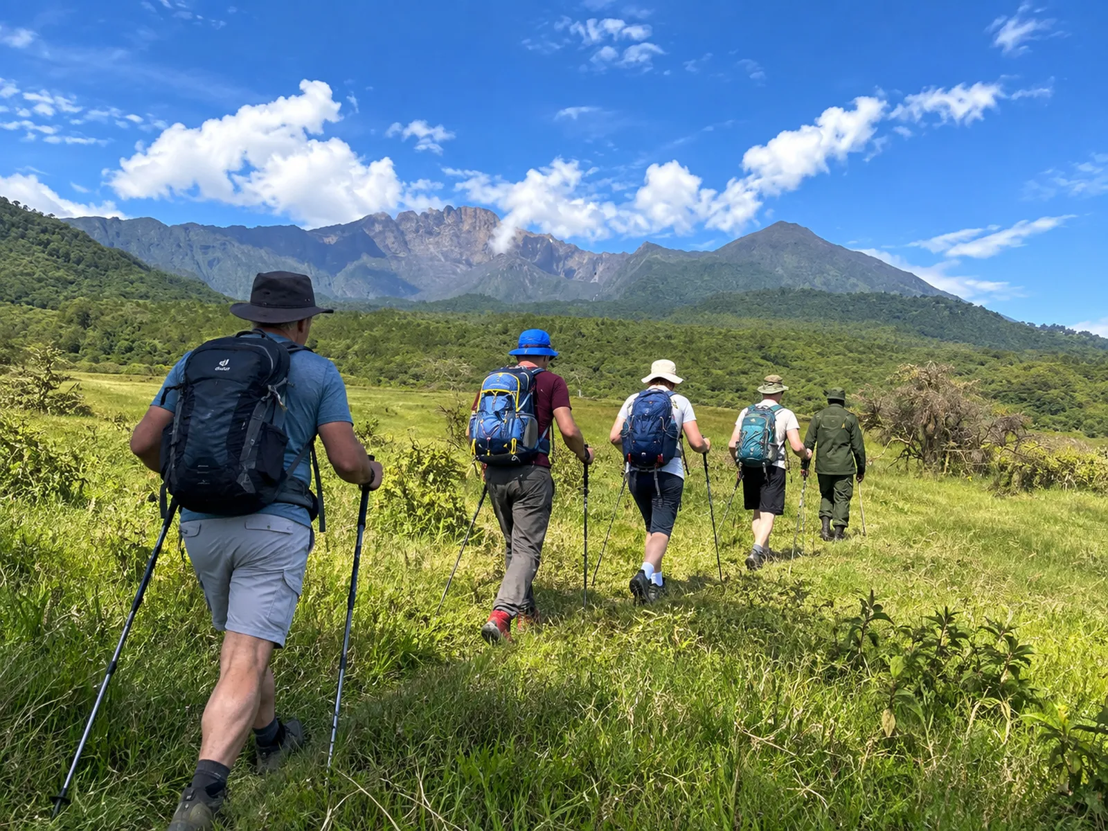 Wandergruppe im Arusha-Nationalpark, im Hintergrund der Mount Meru
